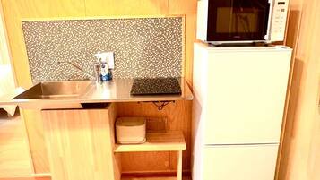 Frigorifero, microonde, piano cottura, macchina per caffè espresso