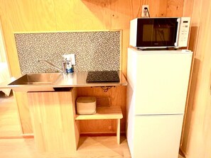 Tủ lạnh, lò vi sóng, bếp nấu, dụng cụ pha espresso 