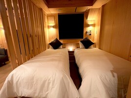 Cortinas opacas, wifi gratis, ropa de cama