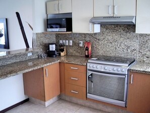 Fridge, microwave, oven, cookware/dishes/utensils - Wohnung mit Whirlpool by Interhome (Acapulco de Juarez)