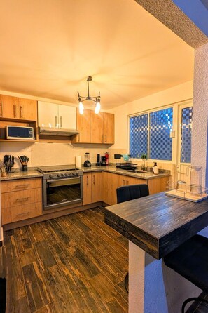 Fridge, microwave, oven, cookware/dishes/utensils - RoVi Centro Sur Casa Bohemia by Interhome (Santiago de Queretaro)