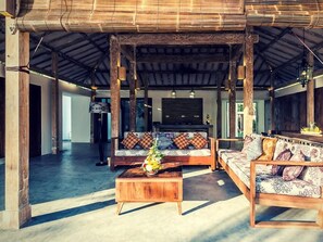 المنشأة من الداخل