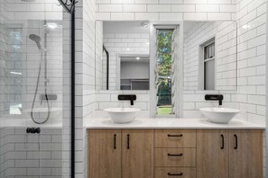 Hair dryer, towels, soap, shampoo - Golden Valley Luxury Hinterland Escape (Valdora)