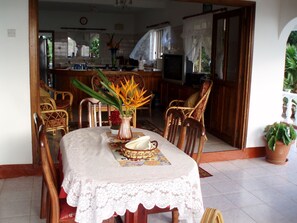 Dining - Erdgeschosswohnung mit Grill in Mare Anglaise by Interhome (Beau Vallon)