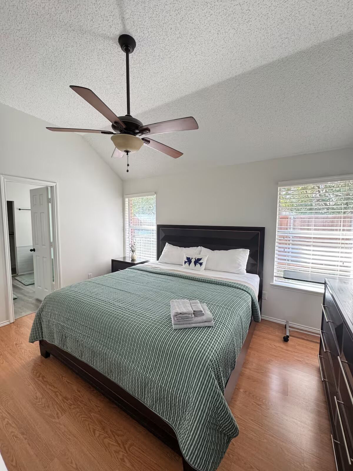 3 bedrooms, iron/ironing board, WiFi, bed sheets