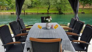 Mesa para seis con vista a un río y follaje.