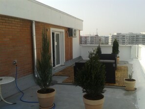 Terrace/patio - Penthousewohnung mit großer Terrasse in zentraler Lage by Interhome (Novi Beograd)