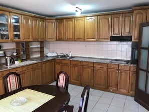 Kühlschrank, Ofen, Kochgeschirr/Geschirr/Besteck