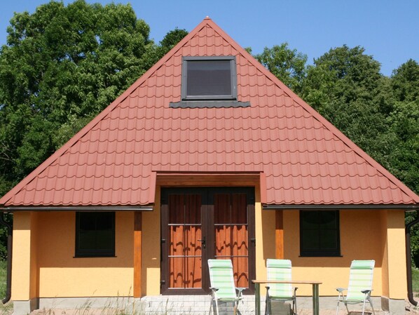 A triangular-roofed building with a central door and two windows on either side. - Fuchsbau in Waldnähe by Interhome (Kuldiga)