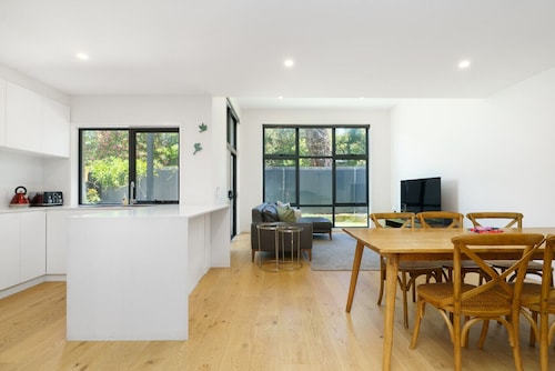 Stylish 3BR Home Near Woden, Hospital and Buzz Hub