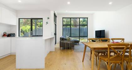 Stylish 3BR Home Near Woden, Hospital and Buzz Hub