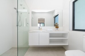 Hair dryer, towels - Stylish 3BR Home Near Woden, Hospital and Buzz Hub (Garran)
