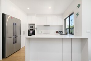 Kühlschrank, Mikrowelle, Ofen, Herdplatte