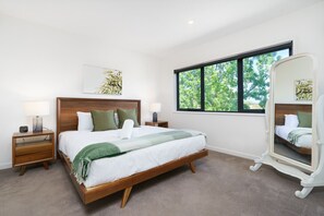 3 bedrooms, desk, iron/ironing board, free WiFi - Stylish 3BR Home Near Woden, Hospital and Buzz Hub (Garran)