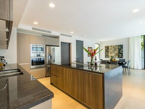 Kühlschrank, Mikrowelle, Ofen, Geschirrspüler