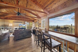 Televisión y chimenea 