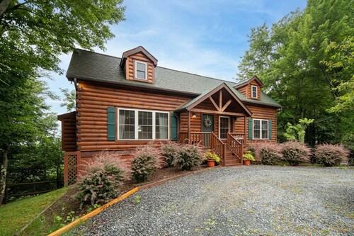 Classic Beech Mountain Log Cabin with Sweeping Panoramic Views