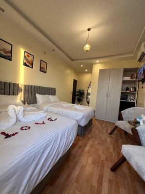 In-room safe, blackout drapes, soundproofing, iron/ironing board - goldensunset pyramids inn (Giza Governorate)