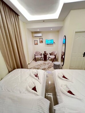 In-room safe, blackout drapes, soundproofing, iron/ironing board - goldensunset pyramids inn (Giza Governorate)
