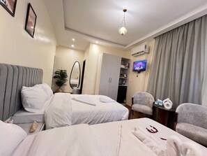 In-room safe, blackout drapes, soundproofing, iron/ironing board - goldensunset pyramids inn (Giza)