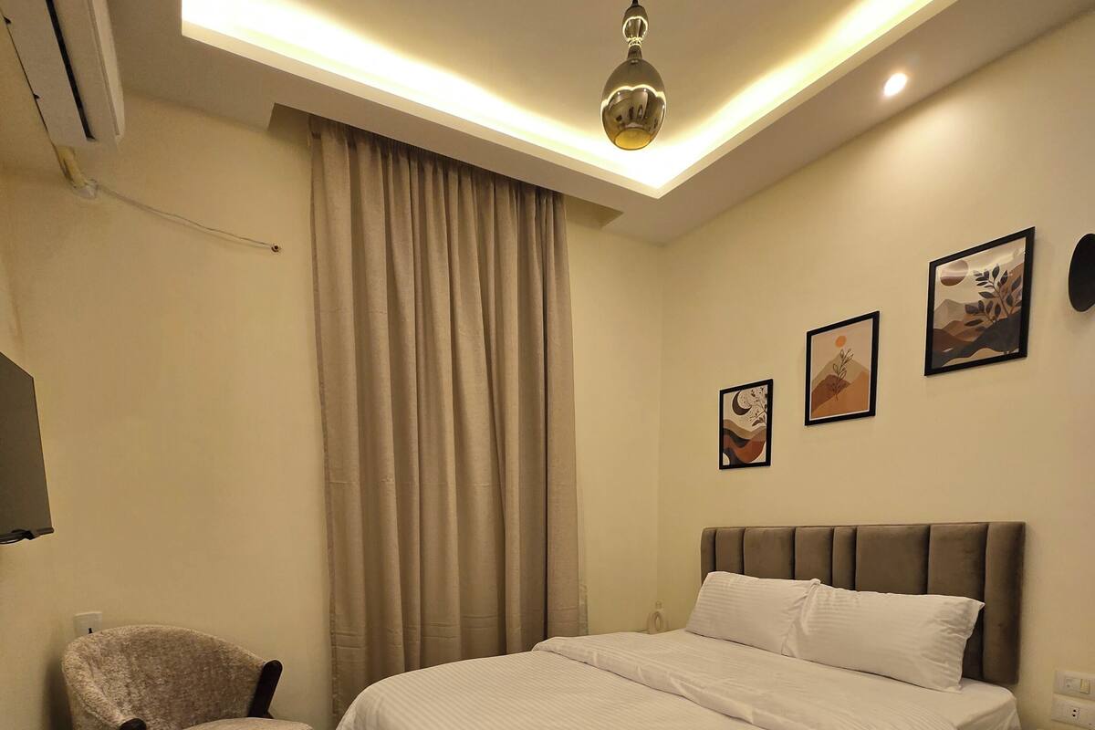 Comfort Single Room, Balcony | In-room safe, blackout drapes, soundproofing, iron/ironing board