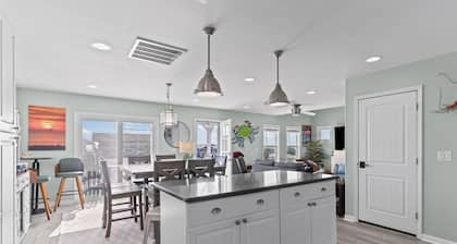 The Purple Pig OKI: 3-Bedroom Ocean View w/ a Private Pool Across from Beach