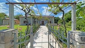 A pathway leading to a stone building with a pergola overhead. - Villa Balarini (Istria - Labin) (Šumber)