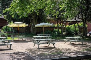 Outdoor dining - Cocked Hat by Good Night Inns (Coventry)