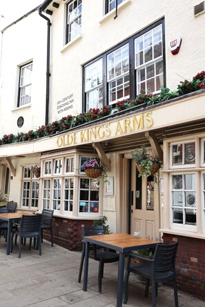 A traditional pub named 'Old Kings Arms' with outdoor seating and a sign indicating it is a coaching inn with rooms. - Olde Kings Arms (Hemel Hempstead)