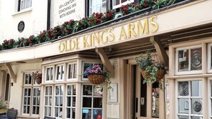 Ένα παραδοσιακό παμπ με την ονομασία «Old Kings Arms», το οποίο διαθέτει καθίσματα σε εξωτερικό χώρο και μια πινακίδα που υποδεικνύει ότι είναι ένα πανδοχείο με δωμάτια, όπου παλαιότερα σταθμεύουν άμαξες.