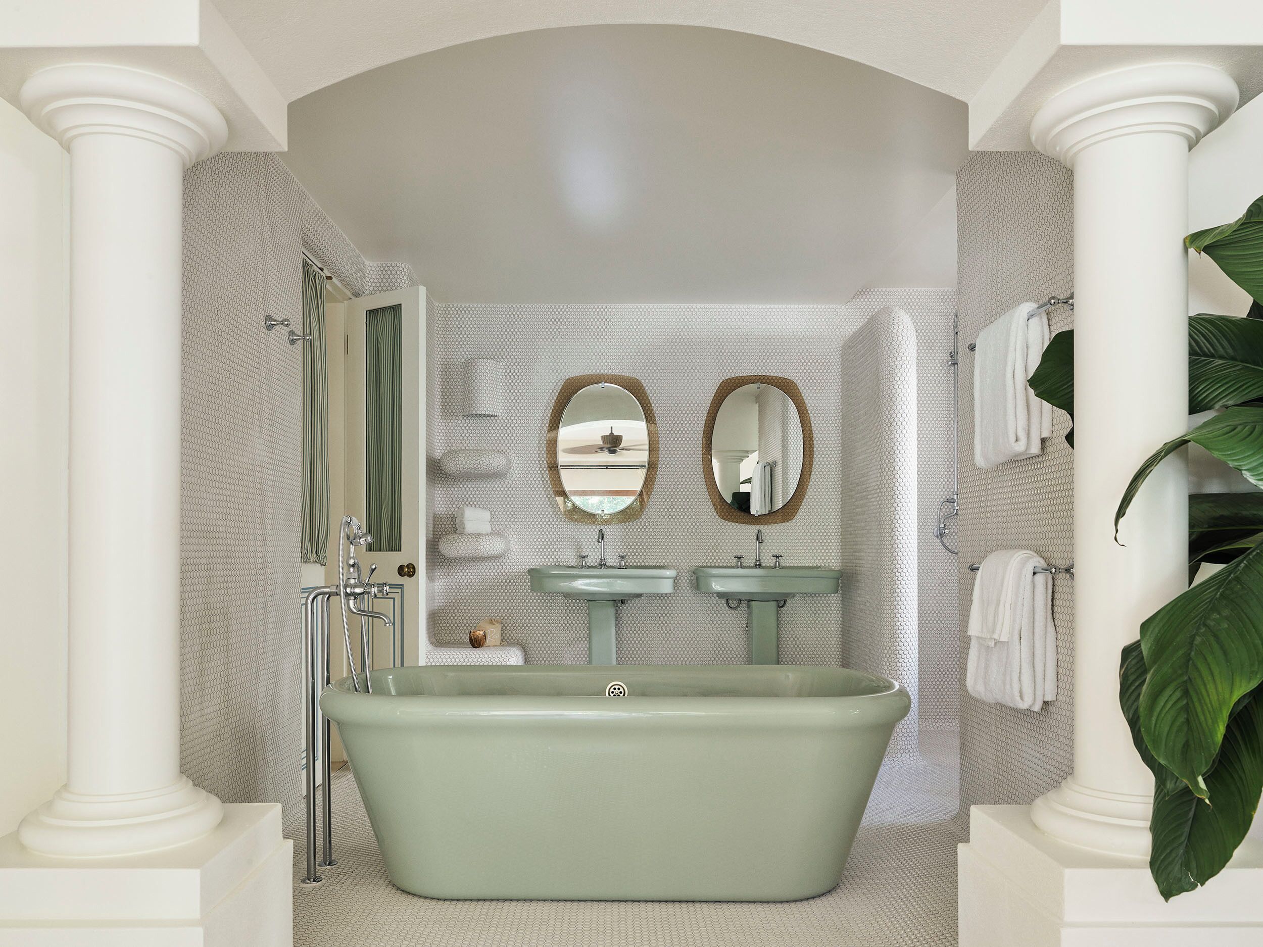 Suite estudio, balcón, vistas a la piscina | Baño | Zapatillas