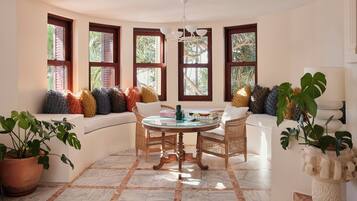 Studio Suite, Balcony, Ocean View | Interior