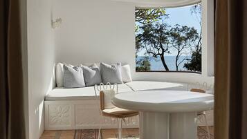 Suite, balcón, vista al océano | Restaurantes