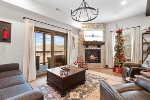 Smart TV, fireplace - Tall Timbers New Cabin, Private Hot Tub, Outdoor Pool, Free Daily Tickets & Near Thunder Ridge (Hollister)