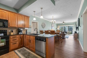 Fridge, microwave, oven, stovetop - Peaceful Wood View with Patio Seating, Free Attraction Tickets & Near Silver Dollar City (Branson)