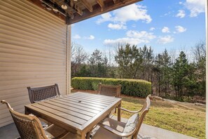 Outdoor dining - Peaceful Wood View with Patio Seating, Free Attraction Tickets & Near Silver Dollar City (Branson)