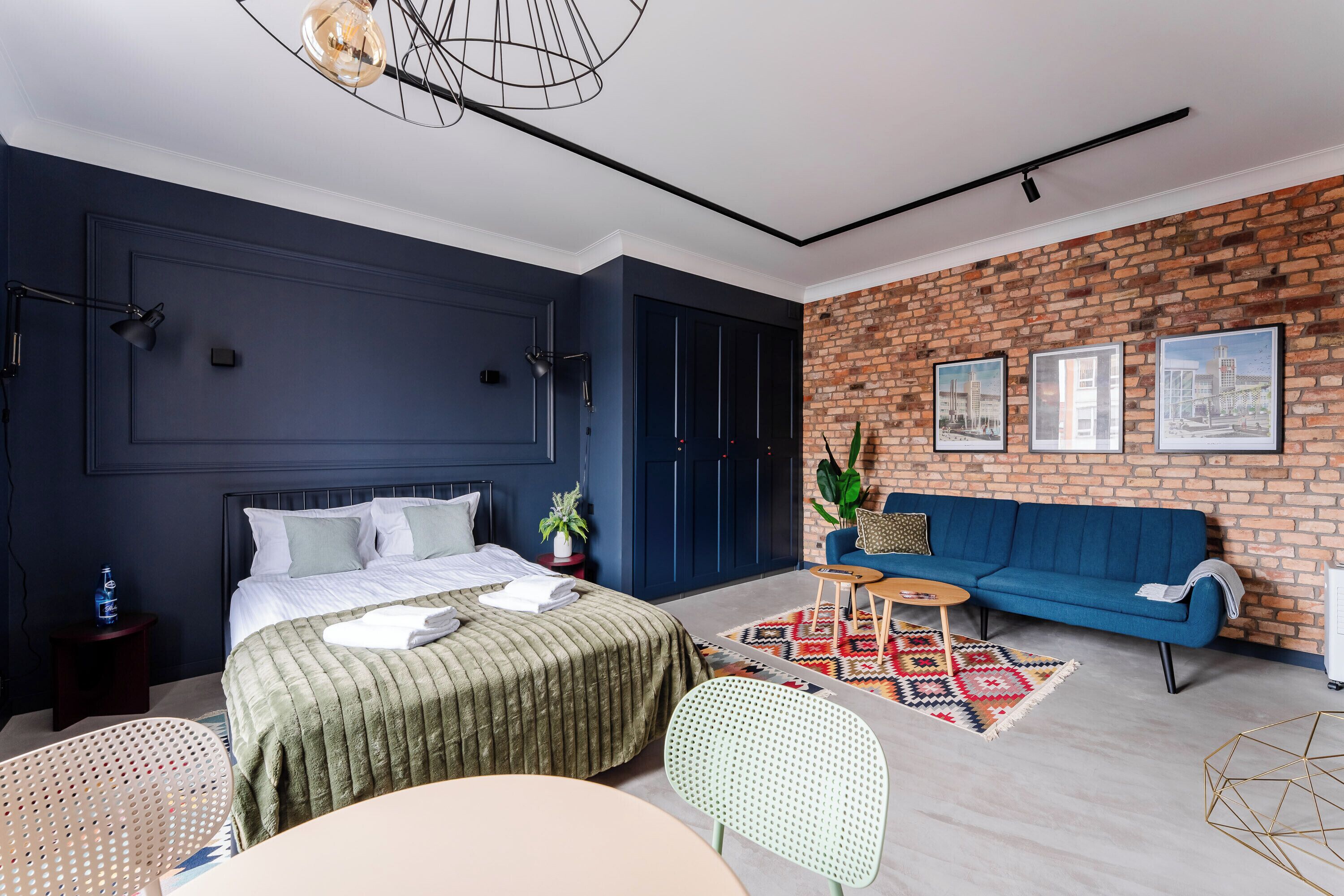 Tabla de planchar con plancha, wifi y ropa de cama 