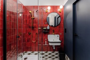 Shower, hair dryer, towels - Koszalin Młyńska Deluxe Apartment (Koszalin)