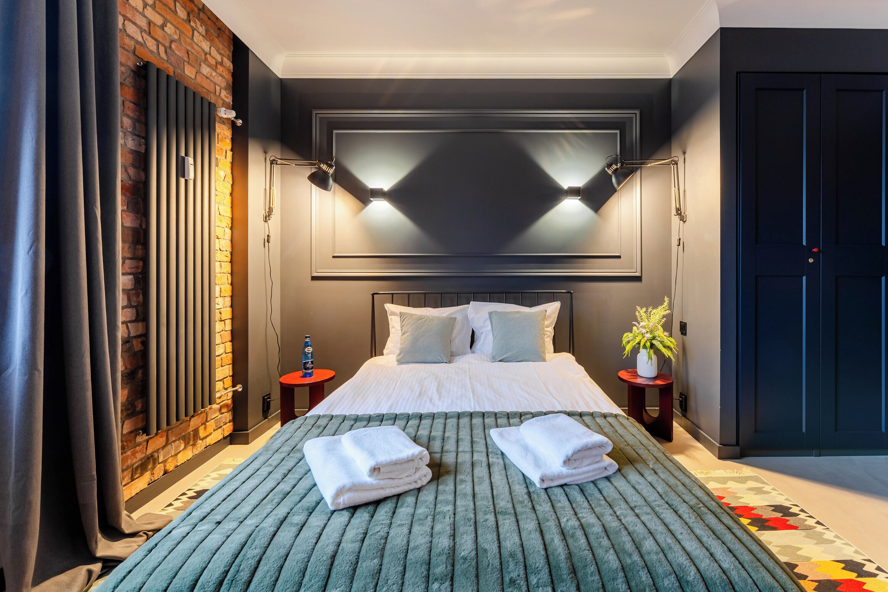 Tabla de planchar con plancha, wifi, ropa de cama