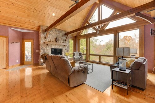 Wine Country Waterfront • 100 Acres • Sleeps 16