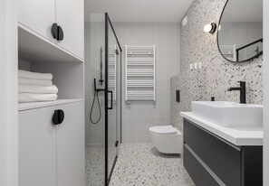 Een douche, een haardroger, handdoeken