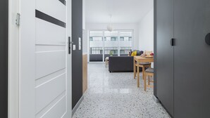 Una cocina moderna con comedor, sofá y vistas al exterior.