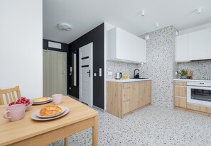 Een koelkast, een oven, een kookplaat, een vaatwasser