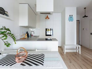 Kylskåp, ugn, spishäll och diskmaskin