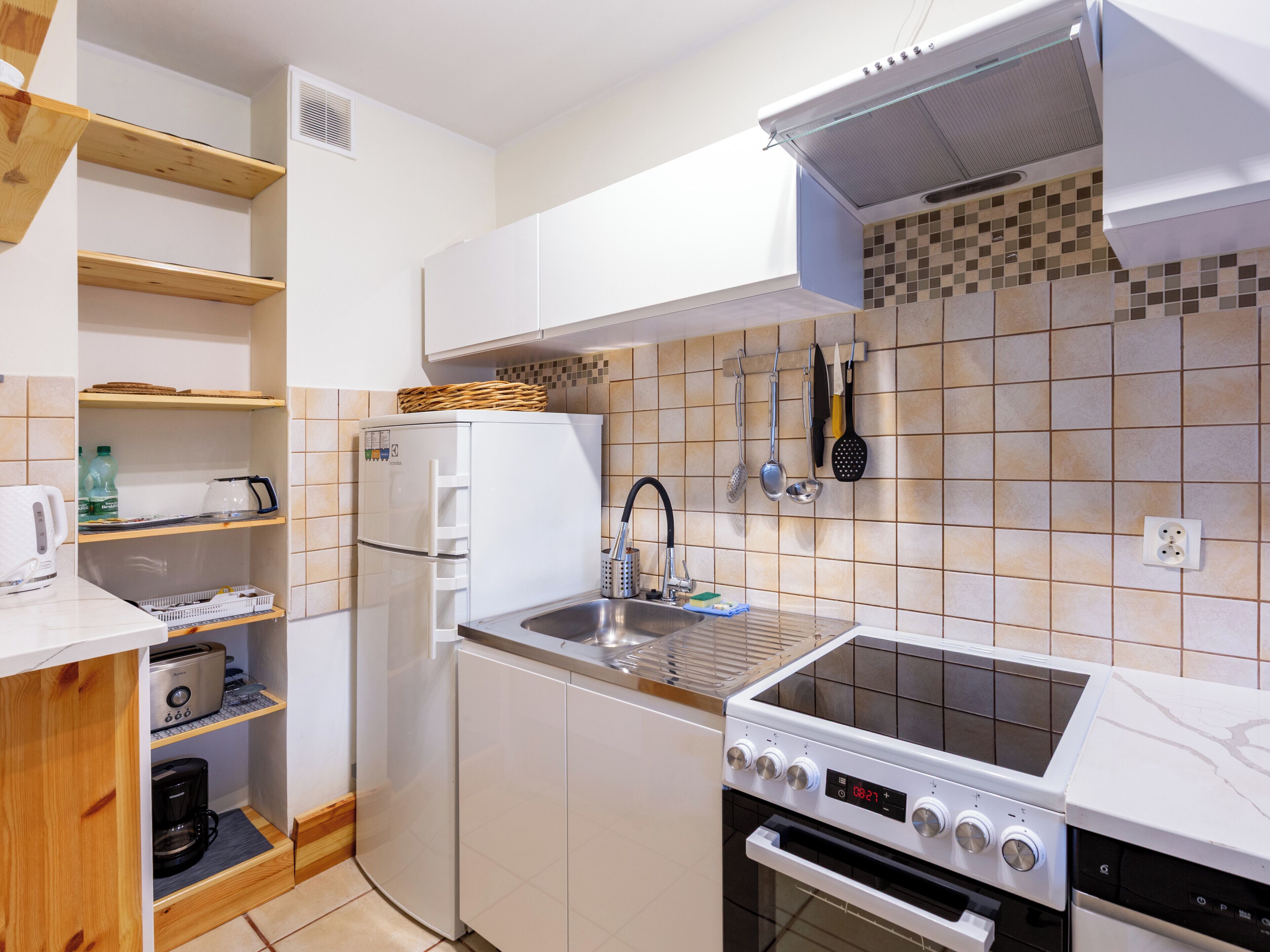 Kjøleskap, mikrobølgeovn, ovn og kokeplater