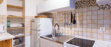 Kjøleskap, mikrobølgeovn, ovn og kokeplater