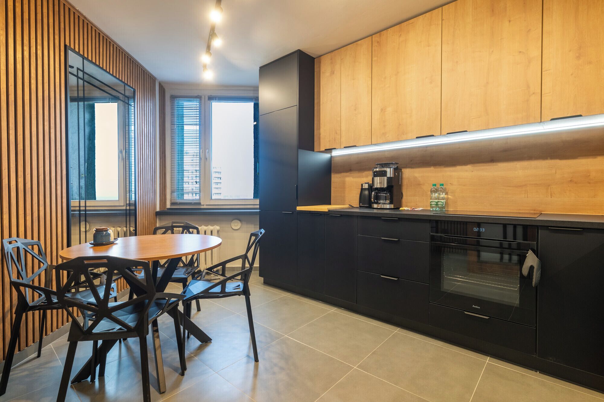 Frigorífico, horno, placa de cocina y lavavajillas