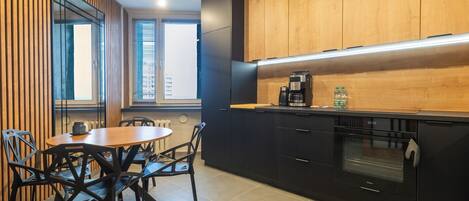 Frigorífico, horno, placa de cocina y lavavajillas