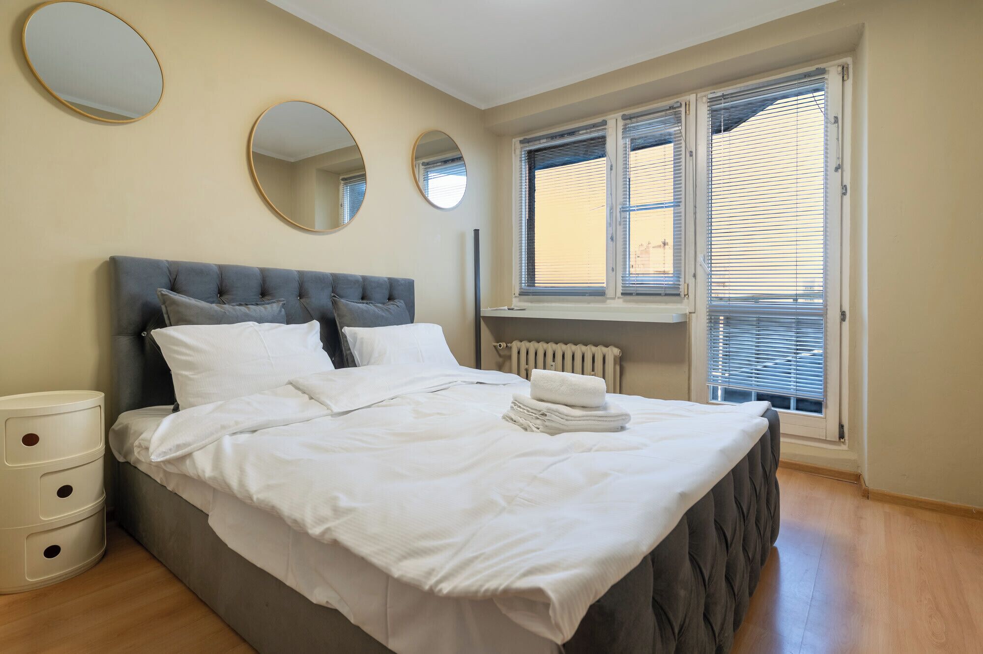 Silitysrauta/-lauta, Wi-Fi, vuodevaatteet