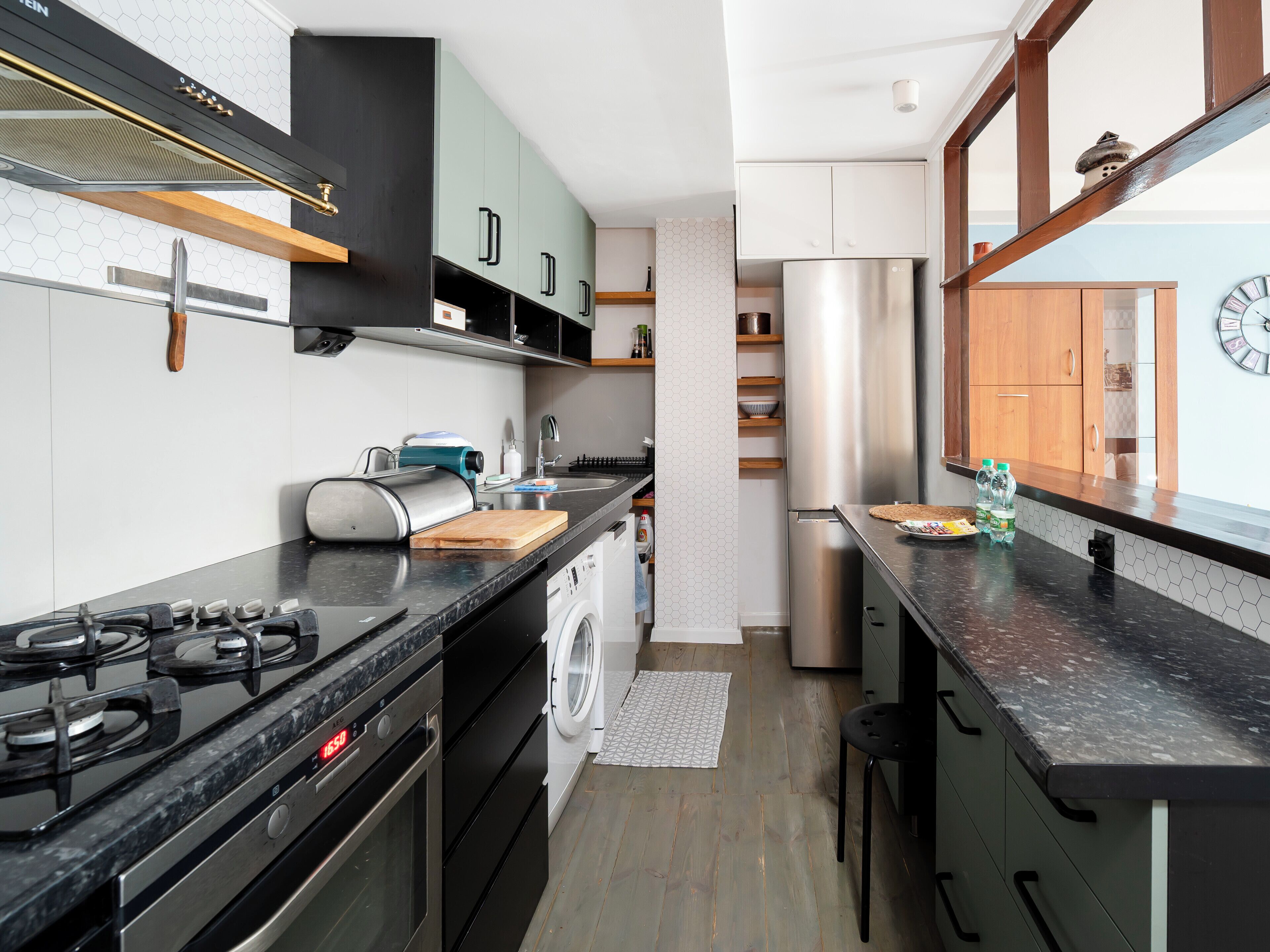 Frigorifero, microonde, forno, piano cottura